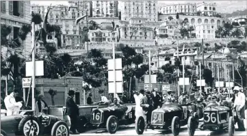  ??  ?? La grille de départ du premier Grand Prix de Monaco, en . Course remportée par William Glover.