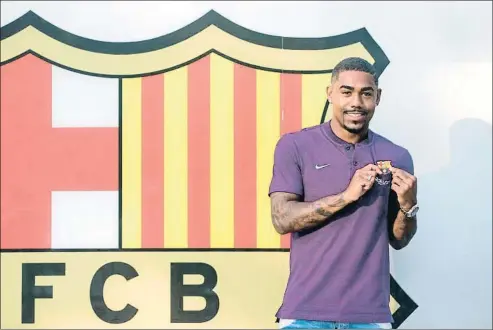  ?? QUIQUE GARCÍA / EFE ?? En una operación relámpago, Malcom llegó ayer por la tarde a Barcelona y posó delante de las oficinas del club