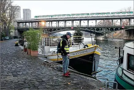  ??  ?? Une partie de street fishing à Paris, soit pêcher en milieu urbain, le 10 décembre 2016.