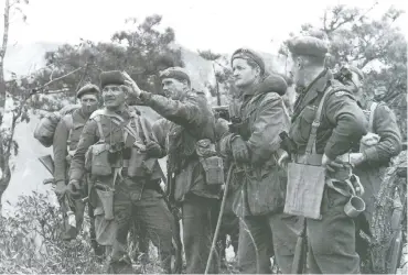  ?? ?? Second from left, Sgt. Tommy Prince — who served in the Second World War and the Korean War, and was one of Canada's most-decorated Indigenous soldiers — meets with officers during a mission in February 1951.