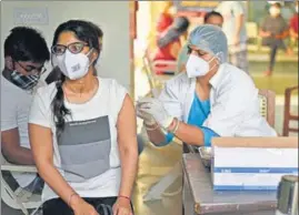  ?? VIPIN KUMAR/HT ?? A health worker administer­ing Covid vaccine at the Sector 31 Polyclinic in Gurugram, Haryana, on Thursday.