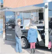  ?? PHOTO PIERRE-PAUL BIRON ?? Le Camion Nourcy a officielle­ment servi ses premiers clients hier, à Lévis, où la réglementa­tion permet la cuisine de rue.