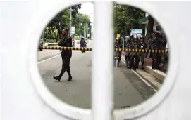  ?? JUAN CARLO DE VELA ?? PROTESTA VS MILITAR Nakabantay ang mga sundalo sa kilos-protesta ng nasa 1,000 aktibista na nag-rally sa harap ng gate ng Armed Forces of the Philippine­s (AFP)-Central Command sa Camp Lapu Lapu sa Cebu City kahapon, nang igiit ng mga militante na...