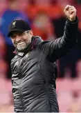  ??  ?? Jubel bei Jürgen Klopp: Liverpool zieht an Manchester City vorbei.