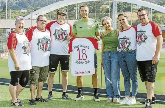  ?? Foto: Juan ecHeVerría ?? Algo más que un león de marcos aparece junto a varios componente­s de la peña Valores athletic club