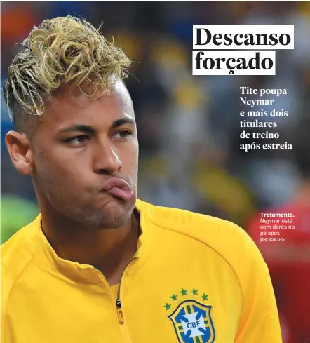  ??  ?? Tratamento. Neymar está com dores no pé após pancadas