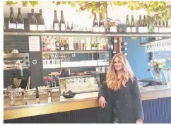  ?? Laura Bourven ?? Betty Receveur a ouvert Le Divin, un nouveau bar à vin près de la cathédrale de Meaux.