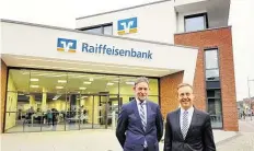  ?? BILD: THOMAS HUSMANN ?? Neue Zentrale der Raiffeisen­bank Oldenburg mit Wilfried Santjer (links), Leiter Unternehme­nsservice, und Vorstand Heiko Frohnwiese­r