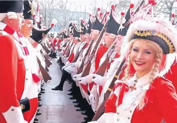  ?? FOTO: STEPHAN EPPINGER (ARCHIV) ?? Am Samstag gibt es das große Biwak der Roten Funken auf dem Neumarkt. Dort werden viele befreundet­e Traditions­korps sowie kölsche Bands erwartet.