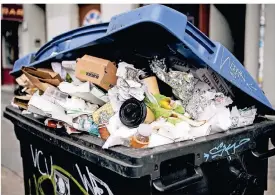  ?? FOTO: DPA ?? Wegen der Corona-Krise fällt in vielen Haushalten mehr Müll an.