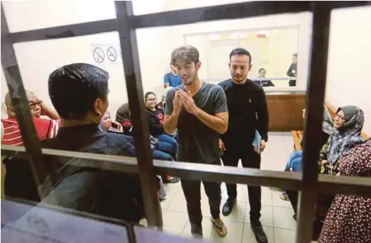  ??  ?? Keadaan kelas dan kuarters SK Long Jegan (Baram) yang ditenggela­mi air. Farid dibebaskan daripada tahanan reman dengan jaminan polis di Kompleks Mahkamah Petaling, semalam.