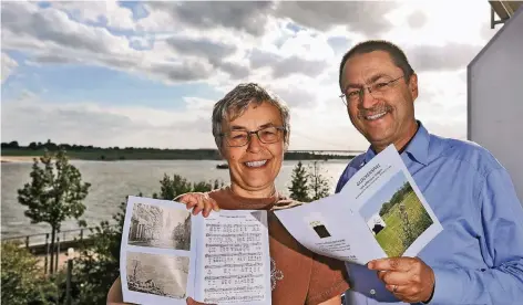  ?? RP-FOTOS: MARKUS VAN OFFERN/ARCHIV ?? Dr. Johannes Pickers ist der Großneffe. Mit seiner Ehefrau Magdalena zeigt er die Liederheft­e, die am 30. September verteilt werden, damit die Menschen auf dem Aldegundis-Vorplatz beim offenen Singen mitmachen können. Vorher ist am 20. September dort...