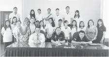  ??  ?? KENANGAN: DSP Collin (duduk, tengah) bersama pengetua Kolej IBS Dr Antony Hii (duduk, kiri), seorang anggota PDRM (duduk, kanan) serta pensyarah dan pelajar Kolej IBS bergambar kenangan di ibu pejabat PDRM Miri.