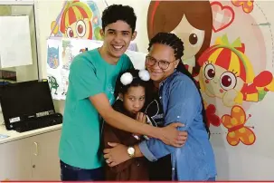  ?? HC/Divulgação ?? Robson Carlos Santos, Micaele Lorrana e a sua mãe Naiane Bárbara dos Santos se encontrara­m em novembro, em Curitiba