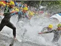  ?? Fotos (2): Gusbeth ?? Start im Auwaldsee. Beim 13. VR Triathlon geht es am 17. Juni auch um Bayerische und Schwäbisch­e Meistersch­aften.