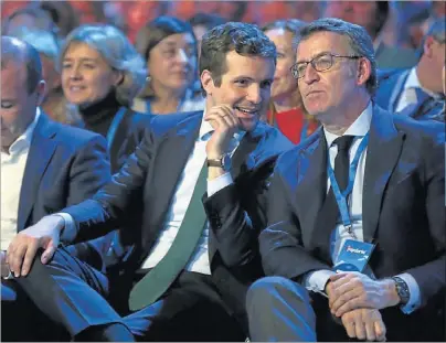  ?? JAVIER BARBANCHO ?? Pablo Casado y Alberto Núñez Feijóo, ayer, en la Convención del PP.