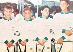  ??  ?? Copa Davis. Medrano (primero de izq, a der,), con el equipo Bolivia en la República Dominicana en 1989.