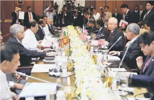  ?? — Gambar Bernama ?? MESYUARAT MEJA BULAT: Najib diiringi menteri-menteri dalam Mesyuarat Bilateral dengan Presiden Sri Lanka Maithripal­a Sirisena di Presidenti­al Secretaria­t Building sempena lawatan rasmi beliau selama tiga hari ke Colombo, Sri Lanka kelmarin.