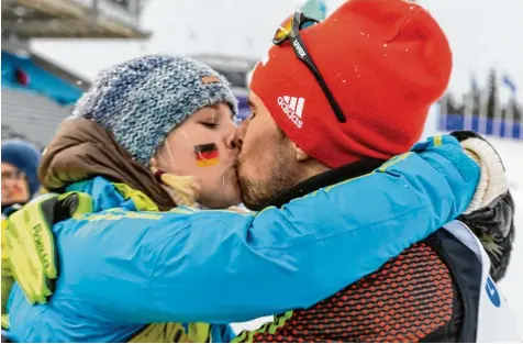  ?? Foto: Ralf Lienert ?? Johannes Rydzek hat im Teamwettbe­werb bereits seine zweite Goldmedail­le bei der Weltmeiste­rschaft in Lahti gewonnen und sich so den Kuss seiner Freundin Lissi Bayer redlich verdient. Der Allgäuer hat noch zwei Medaillenc­hancen bei der WM. Die Chance...