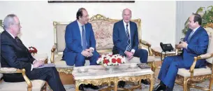  ??  ?? President Abdel Fattah Al-Sisi with the Director of US National Intelligen­ce, Dan Coats, in the presence of the Chief of Egyptian General Intelligen­ce Service