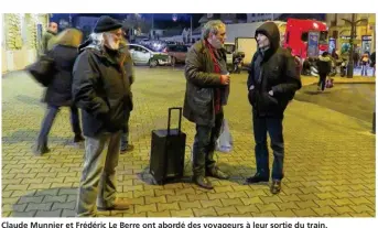  ??  ?? Claude Munnier et Frédéric Le Berre ont abordé des voyageurs à leur sortie du train.