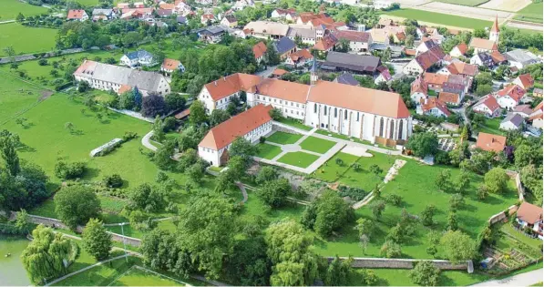  ?? Foto: Anz Hofstätter ?? Erst aus der Luft wird die Größe der Kirchheime­r Klosteranl­age deutlich. Al les, was sich innerhalb der Mauer befin det, gehört dazu. Im Sinne der nach Ar mut strebenden Zisterzien­ser wurde beim Bau der Kirche auf einen hohen Turm verzichtet. Der...