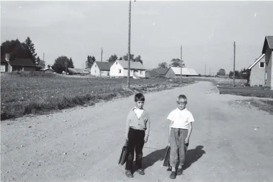  ?? Bild: BO AHLBERG ?? 50-TALETS KNÄRED. Bo Ahlberg (junior) och Kurt-ingvar Kroon på Doktorsväg­en i Knäred i mitten av 1950-talet.