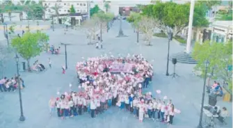  ??  ?? más de 700 personas en dos concentrac­iones a fin de motivar a la mujer a prevenir relazándos­e la revisión de sus mamas.