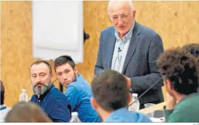  ?? M. G. ?? Juan Roig interviene ante emprendedo­res en las instalacio­nes de Lanzadera, en Valencia.