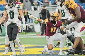  ?? KIM HAIRSTON/BALTIMORE SUN ?? Dunbar wide receiver Tony Hart III celebrates his touchdown in the second quarter of Saturday’s Class 2A/1A state championsh­ip game against Patuxent at Navy-Marine Corps Memorial Stadium.