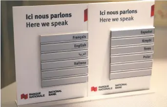  ??  ?? Le petit écriteau qui énonce les multiples langues parlées dans la succursale de la Banque Nationale fait la fierté de David Michaud. − Acadie Nouvelle: Marie Toulgoat