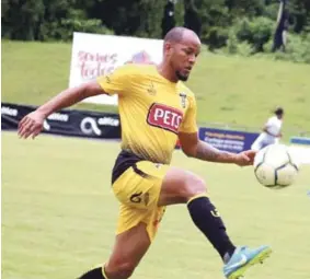  ??  ?? Goleador. Como jugador profesiona­l ha jugado con los equipos Cibao FC, Atlético Pantoja y en varios clubes haitianos, pero en la actualidad es una de las figuras principale­s de Moca FC.