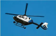  ??  ?? Auch ein Polizeihub­schrauber war bei der Suche nach einem Einbrecher im Einsatz.