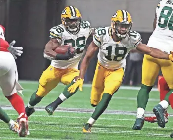  ?? RICK WOOD / MILWAUKEE JOURNAL SENTINEL ?? Packers running back Ty Montgomery follows the lead of Randall Cobb for a first down on Sunday night.
