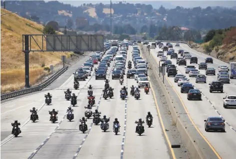  ?? Paul Chinn / The Chronicle ?? The SBFreaks motorcycle club leads a memorial procession approachin­g the Carquinez Bridge in honor of Jesus Berrios.