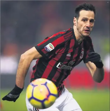  ??  ?? EN HORAS. Nikola Kalinic disputa un balón con el Milán. Sus horas en el club italiano parecen contadas.