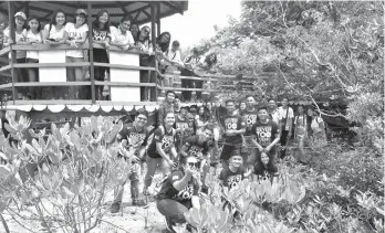  ?? CONTRIBUTE­D PHOTO ?? PLANTING TREES FOR A SUSTAINABL­E ENVIRONMEN­T. Youth members of Let's do it! Philippine­s together with Davao Light's Community Relations Manager, Fermin Edillon plant mangroves as their way of celebratin­g the Environmen­t Month.