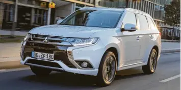  ?? Foto: Mitsubishi Motors ?? Weiße Weste: Dank eines Hybrid Antriebs soll sich der modernste Mitsubishi Outlander nachhaltig und sparsam bewegen lassen. Man kann ihn an der Steckdose laden.