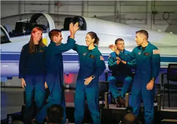  ?? Marie D. De Jesús / Staff photograph­er ?? NASA’s astronaut candidate class member Jack Hathaway high-fives fellow astronaut hopeful Christina Birch after he is introduced at Johnson Space Center in Houston. The candidates will train at JSC for two years.