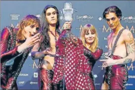  ?? REUTERS ?? Maneskin of Italy pose with the trophy after winning the Eurovision Song Contest.