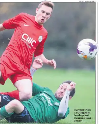  ?? PHOTO: MARC MORRIS ?? B.
Redbridge Jewish Care Harmen’s Alex Levack goes in hard against Hendon’s Dovi Fehler