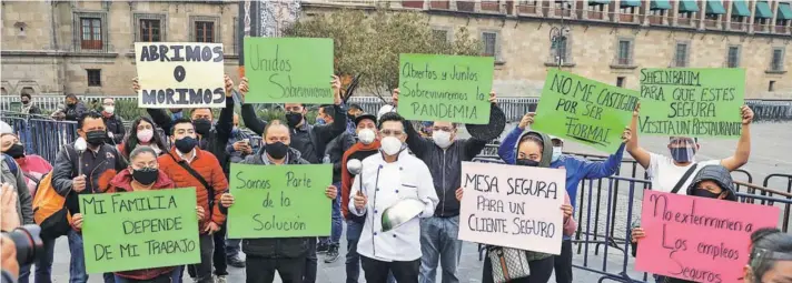  ??  ?? Trabajador­es de restaurant­es protestan contra el cierre de sus actividade­s, decretado ante el repunte de casos de Covid-19, en Ciudad de México.