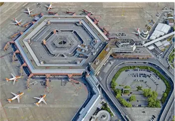  ?? FOTO: TINO SCHÖNING/DPA ?? Das Terminal des Berliner Flughafens Tegel wurde als Sechseck konzipiert. Am 7. November ist Schluss mit dem regulären Flugbetrie­b. Danach soll auf dem Gelände eine Wohnanlage für mehr als 10 000 Menschen entstehen.