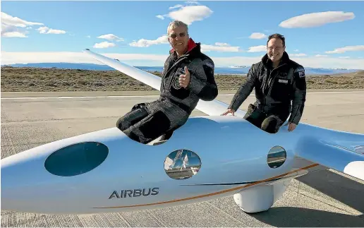  ?? PERLAN PROJECT ?? Perlan 2 pilots Jim Payne, left, and Morgan Sandercock emerge from their cockpit after setting a new glider altitude record.