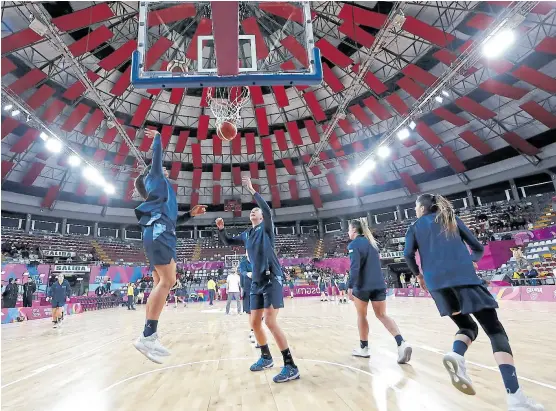  ?? F. florido / lima 2019 ?? las Gigantes ensayan ejercicios precompeti­tivos en el Coliseo Dibós; la negligenci­a logística frustró el juego y las ilusiones