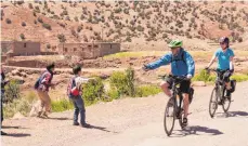  ?? FOTO: TOM ANDERSCH ?? Die Kinder haben die größte Freude daran, die vorbeikomm­enden Radfahrer abzuklatsc­hen.