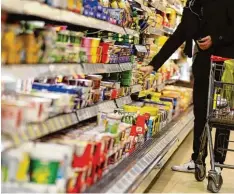  ?? Symbolfoto: Oliver Berg, dpa ?? Ein etwa 50 jähriger Mann gibt vor, in einem Friedrichs­hafener Supermarkt Gift ver teilt zu haben.