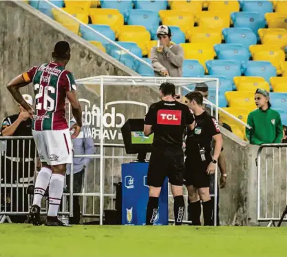  ?? Magá Jr - 2.set.19/ofotográfi­co/agência O Globo ?? O árbitro Raphael Claus confere o vídeo em lance do duelo entre Fluminense e Avaí, no Maracanã; o VAR ajudou a marcar a penalidade que culminou com a primeira vitória do Avaí no Nacional