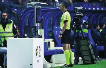  ?? / M. F. DE VELASCO (GTRES) ?? Jaime Latre consulta la pantalla del VAR durante el Levante-Athletic del día 3.