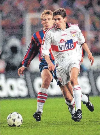  ?? FOTOS: IMAGO IMAGES ?? Konnte es auch gegen den großen FC Bayern: Andreas Buck (re.) 1996 im Duell mit Jürgen Klinsmann.
